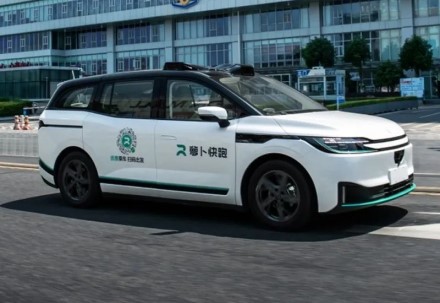 Kinijoje daugybė robotaksi netikėtai sustojo gatvėse dėl masinio gedimo