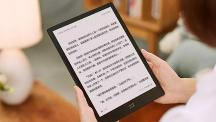 Elektroninės skaityklės naudingesnės nei įprastos knygos prieš miegą