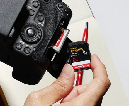 „SanDisk“ pristatė SD atminties kortelę „Extreme Pro UHS-II“ 2TB už 2000 USD