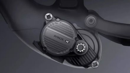 DJI elektros varikliai ištrina ribą tarp motociklo ir dviračio – „Avinox M2S“ išvysto iki dviejų „arklių“