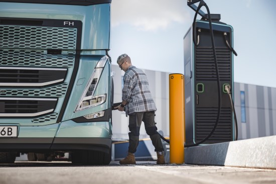 „Volvo“ pristato naujus elektrinius sunkvežimius – jų nuvažiuojamasis atstumas siekia iki 700 km