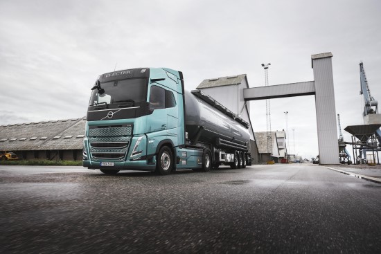 „Volvo“ pristato naujus elektrinius sunkvežimius – jų nuvažiuojamasis atstumas siekia iki 700 km