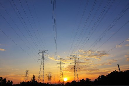 Šiltesni orai ir didesnė vietinė gamyba kovą lėmė elektros pigimą
