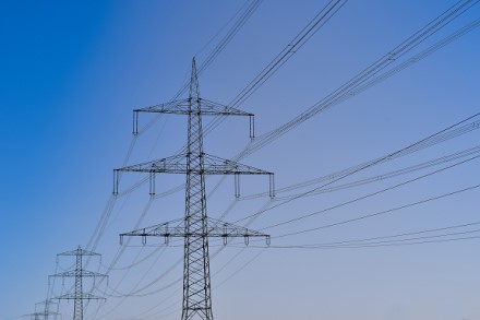 Kovą dėl atšilusių orų didmeninės elektros kainos Baltijos šalyse sumažėjo 2–2,5 karto