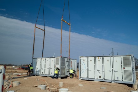 Į vieno didžiausių Baltijos šalyse „Green Genius“ baterijų parko statybvietę pristatytos pirmosios baterijos