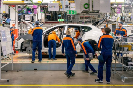 „Volvo Cars“ pradeda revoliucinio elektrinio visureigio EX60 gamybą