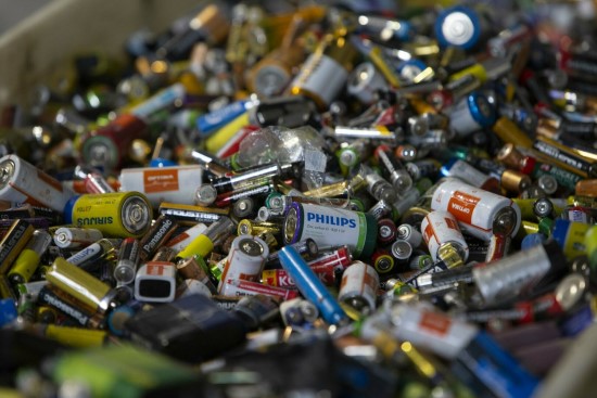 Lietuvoje baterijų atliekų tvarkymo įpročiai keičiasi: mažiau išmeta netinkamai, bet dažniau kaupia namuose