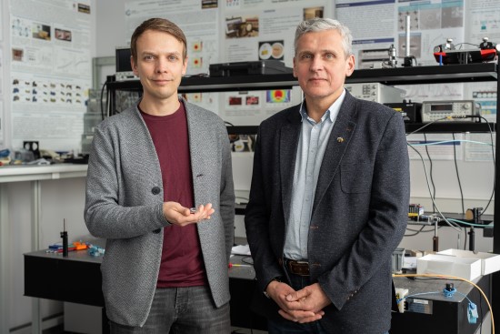 Dr. Vytautas Janonis ir dr. Irmantas Kašalynas. FTMC / Bernadetos Sisimbajevės nuotr.