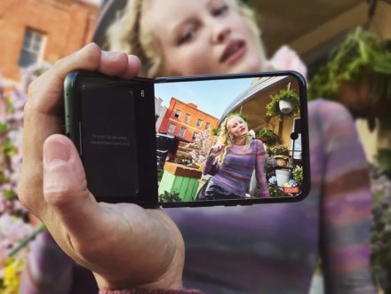 „Motorola“ išleido globalią „Razr 70 Plus“ versiją su „Snapdragon 8s Gen 3“
