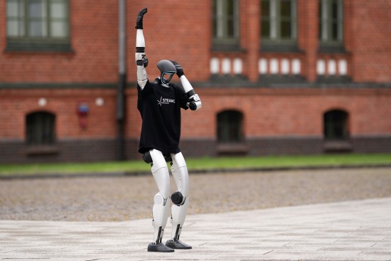 Daugiau nei inovacija: robotai humanoidai KU STEAM centre keičia mokymosi patirtį