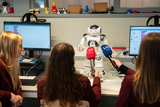 Daugiau nei inovacija: robotai humanoidai KU STEAM centre keičia mokymosi patirtį