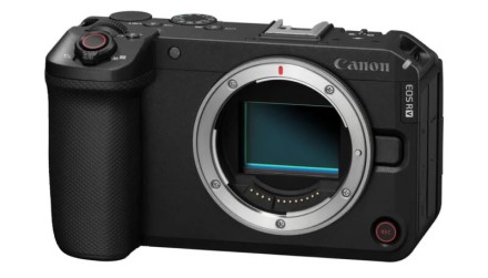„Canon“ pristatė pilno kadro beveidrodinį fotoaparatą „Canon EOS R6 V“ su ventiliatoriumi, tačiau be vaizdo ieškiklio
