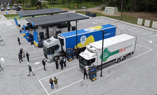 Kelyje Vilnius–Klaipėda atidarytas naujos kartos elektromobilių įkrovimo parkas