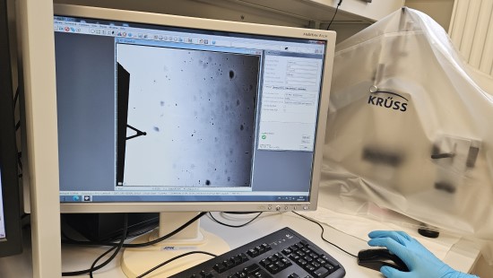 Atominių jėgų mikroskopo užapvalinta adatėle, kompiuterio ekrane išdidinta šimtus tūkstančių kartų. FTMC nuotr.