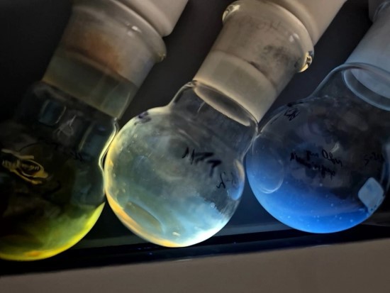 Laboratorijoje susintetinti fluorescuojantys junginiai