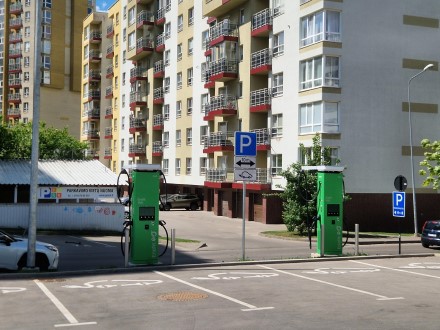 Vilniuje – 2 naujos „Enefit“ itin greito elektromobilių įkrovimo stotelės